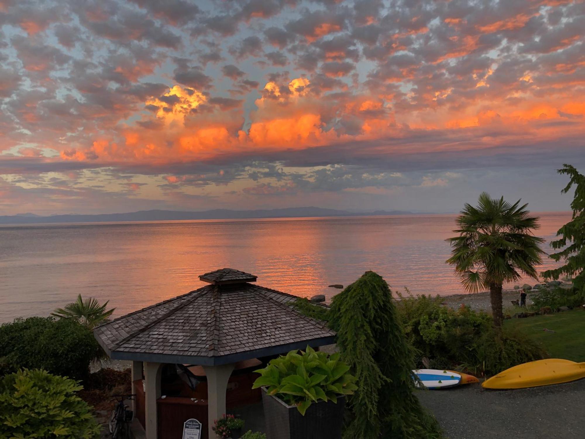 Qualicum Breeze Beach Resort Bowser Екстер'єр фото